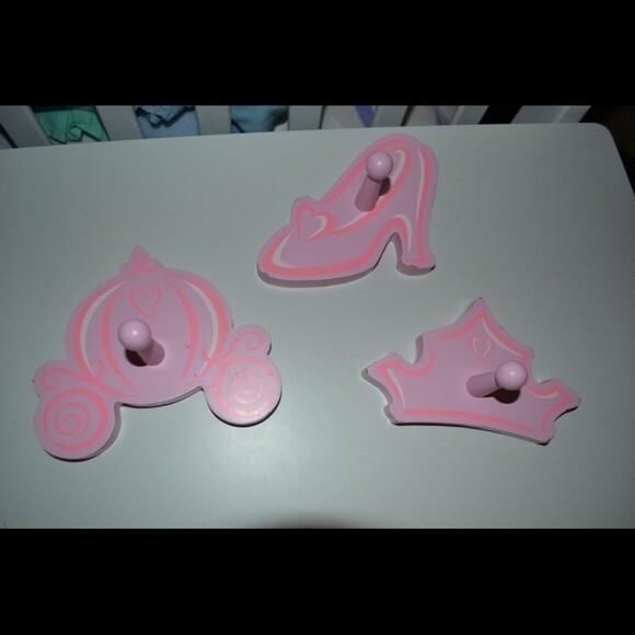 Disney Cinderella NWOT Tiara Glass Slipper Pumpkin Ball Carriage Wall Pegs Set - Picture 1 of 5